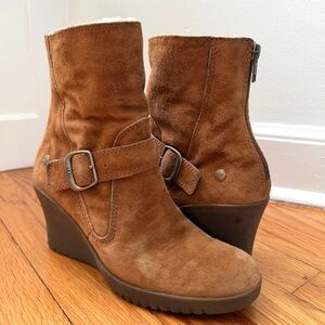 UGG Gisella Brown Suede Buckle Wedge Shearling Mid Calf Back Zip Boots Size 7